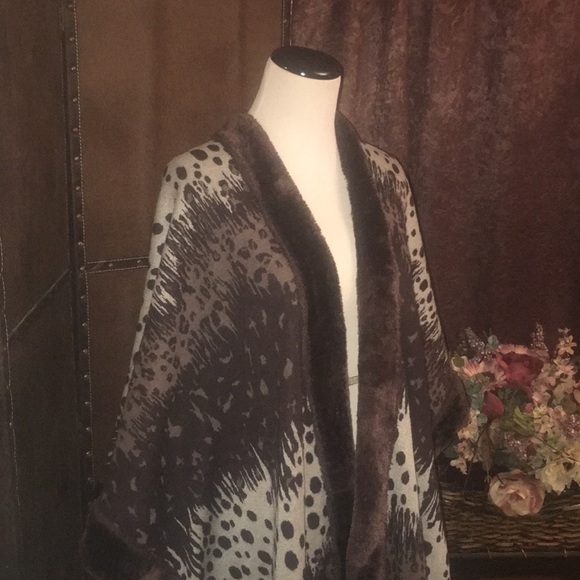 Mi Amore Sweaters - Faux sable lined fur wrap with cat print design